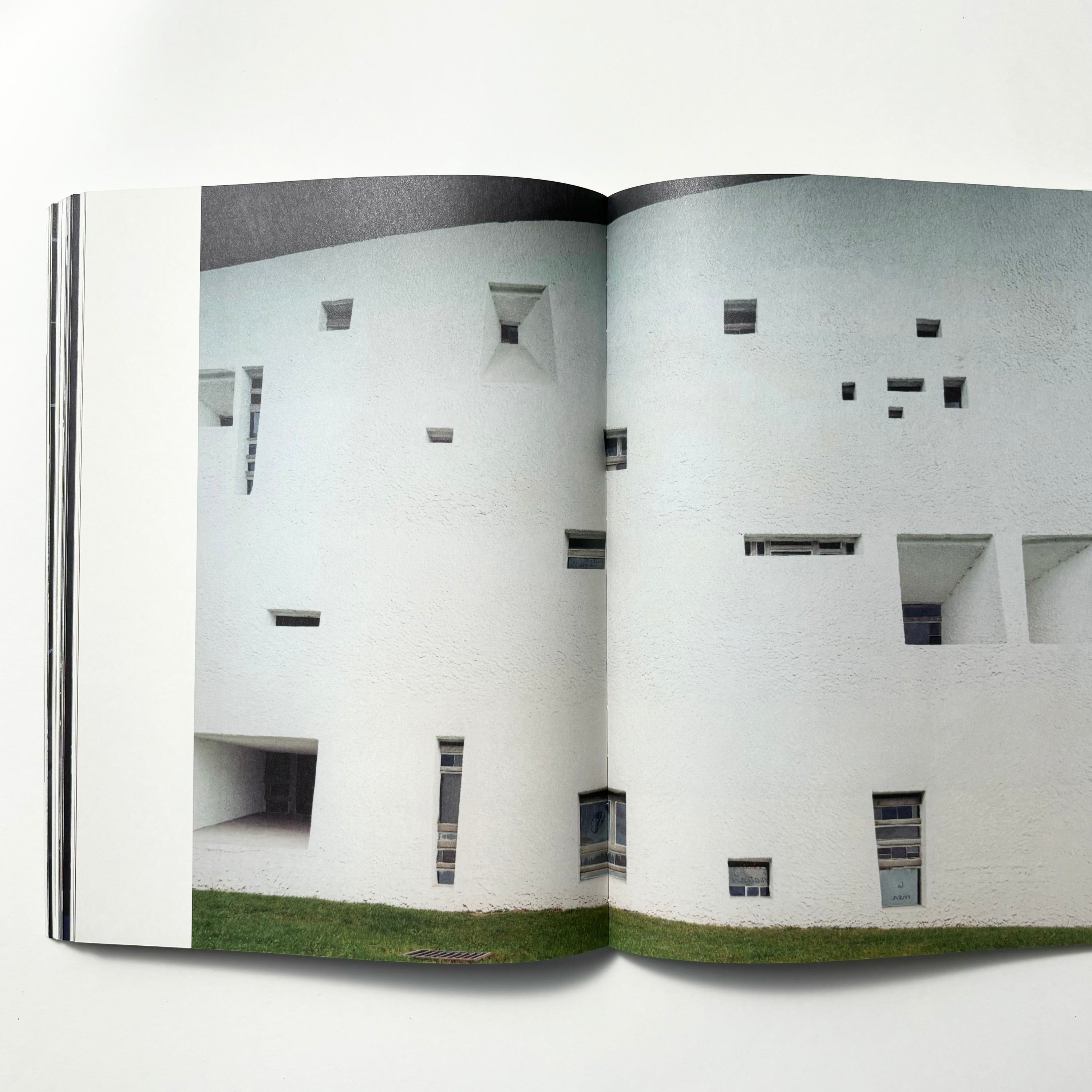 Looking Through Le Corbusier Windows／ホンマタカシ